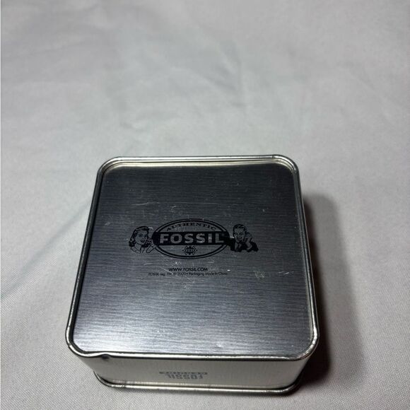 3.5” Authentic Fossil Watch Tin Collectors Item Excellent Preloved Condition - Picture 3 of 6
